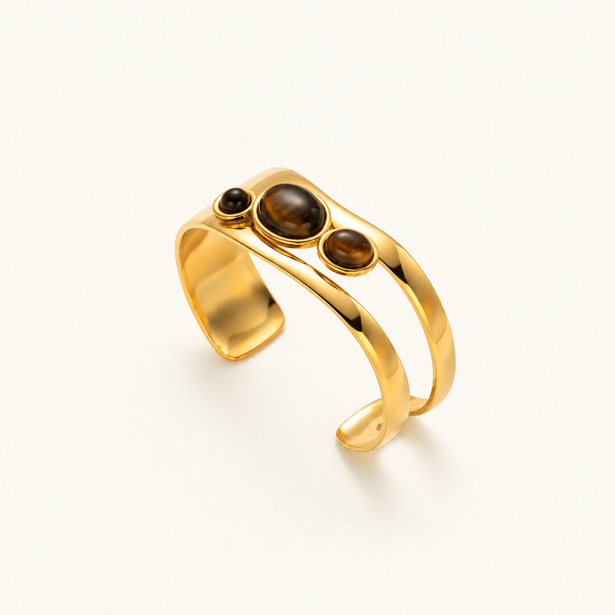 Brazalete de mujer con diseño de doble banda y tres acentos de piedra redonda