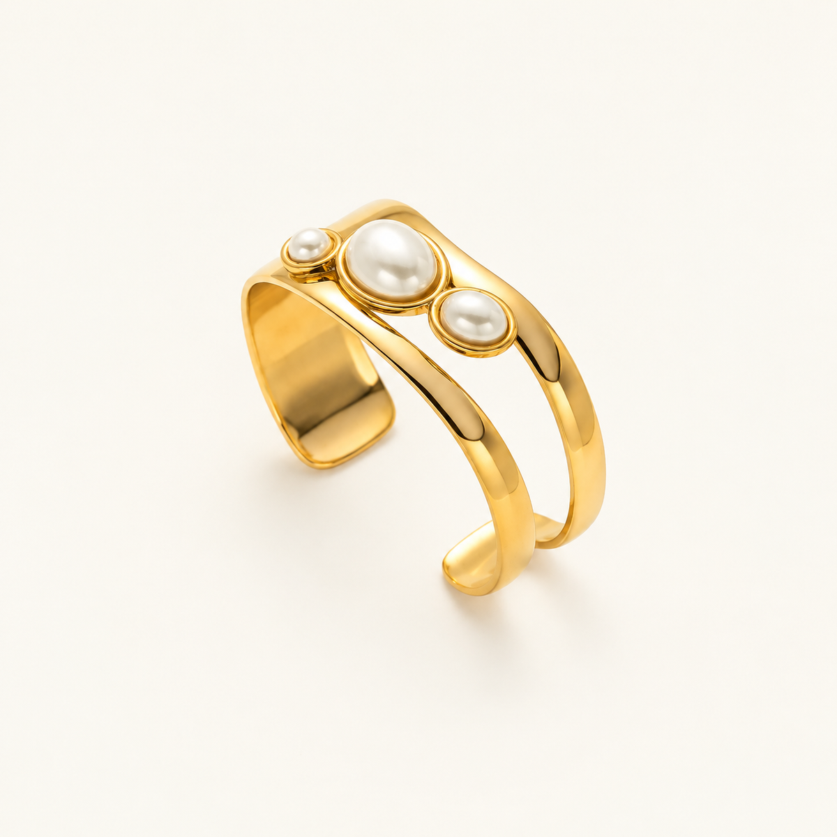 Brazalete de mujer con diseño de doble banda y tres acentos de piedra redonda