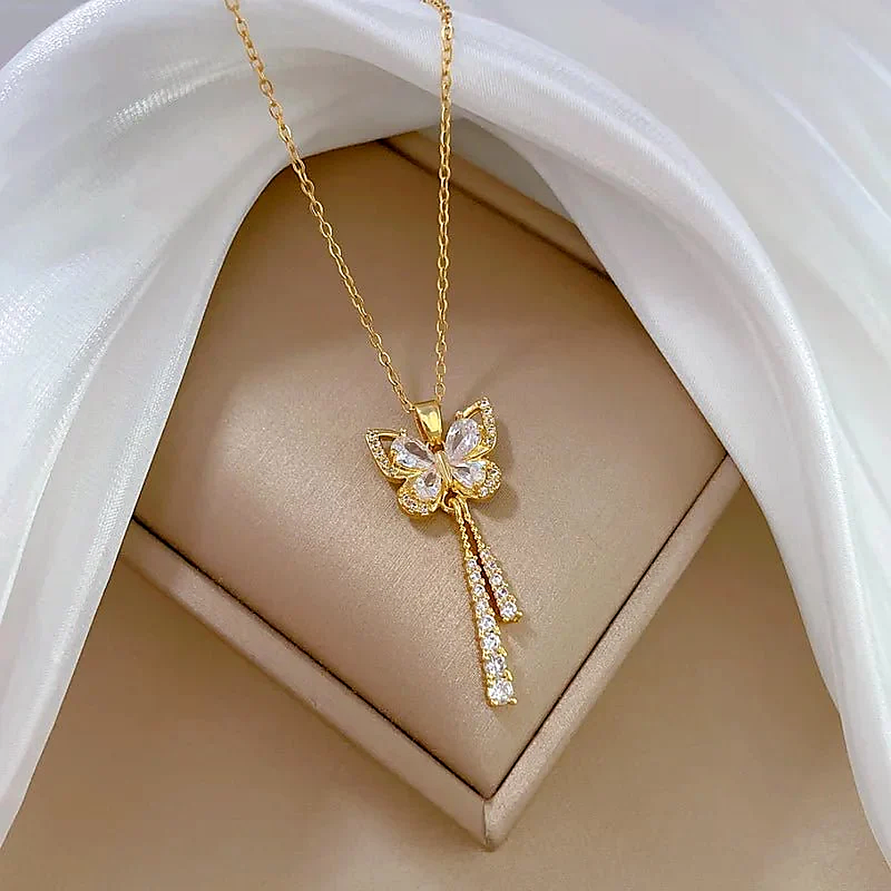 Collar de mariposa para mujer con acentos de piedra colgantes