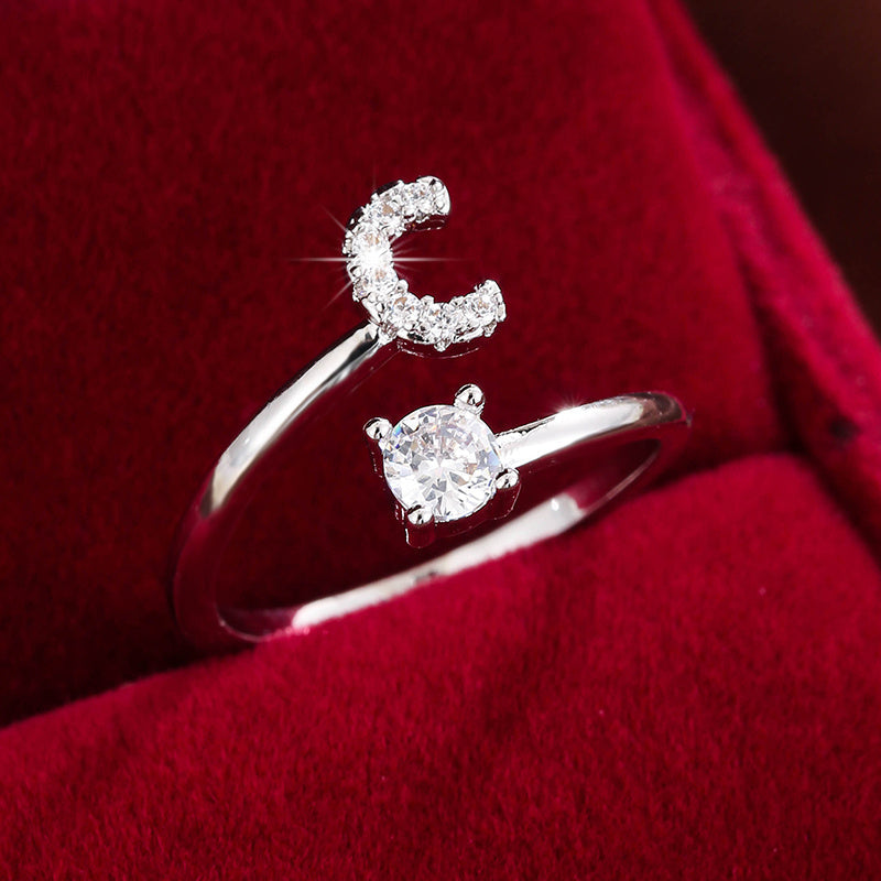 Nova – Anillo Moderno Abierto con Inicial y Circonitas