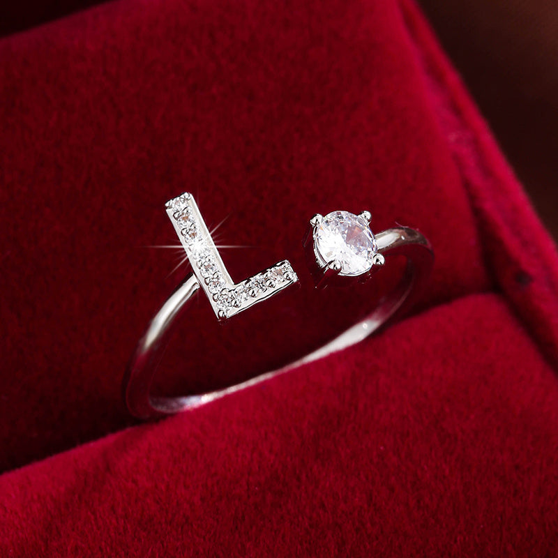 Nova – Anillo Moderno Abierto con Inicial y Circonitas