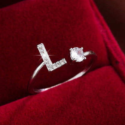 Nova – Anillo Moderno Abierto con Inicial y Circonitas