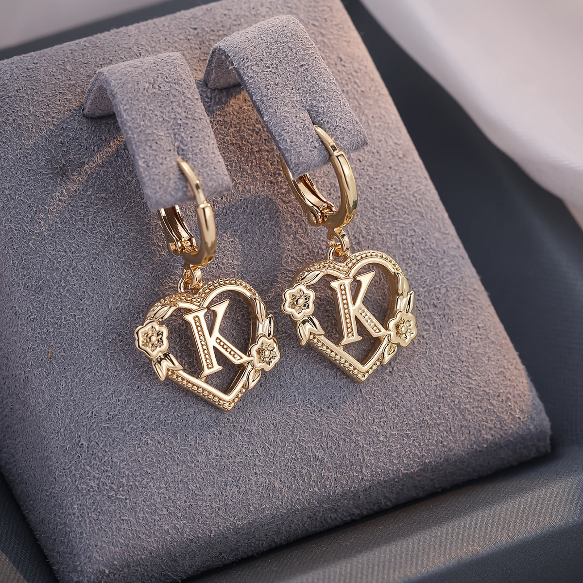 Pendientes de aro con corazón para mujeres con inicial y detalles florales