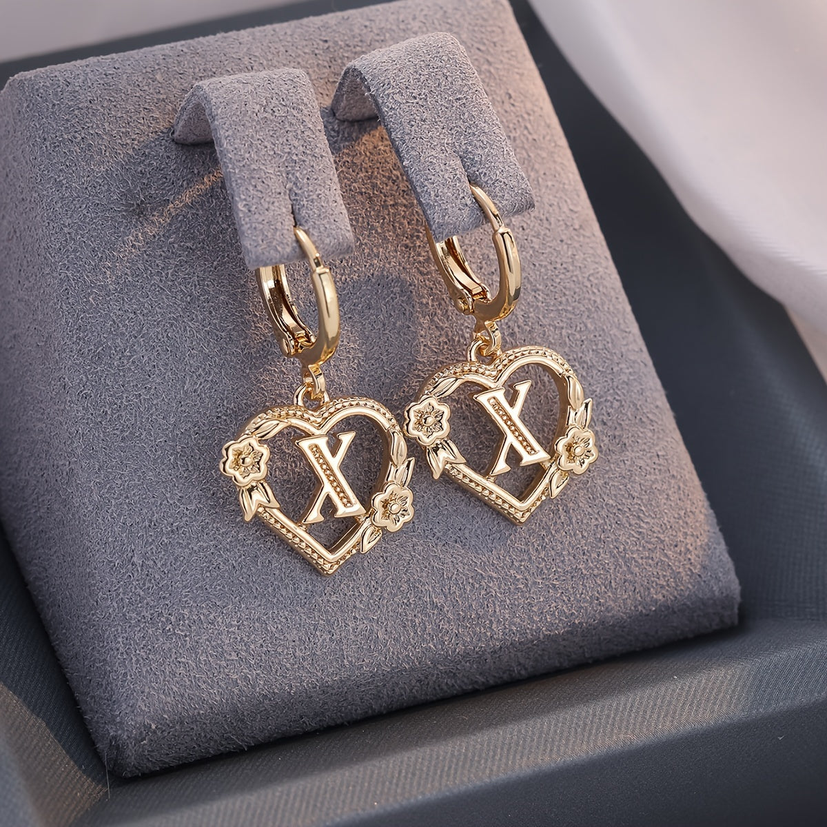 Pendientes de aro con corazón para mujeres con inicial y detalles florales