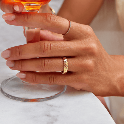 Calira – Bague Infinito Torsadeado Dorado