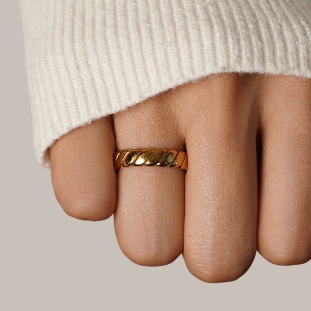 Calira – Bague Infinito Torsadeado Dorado