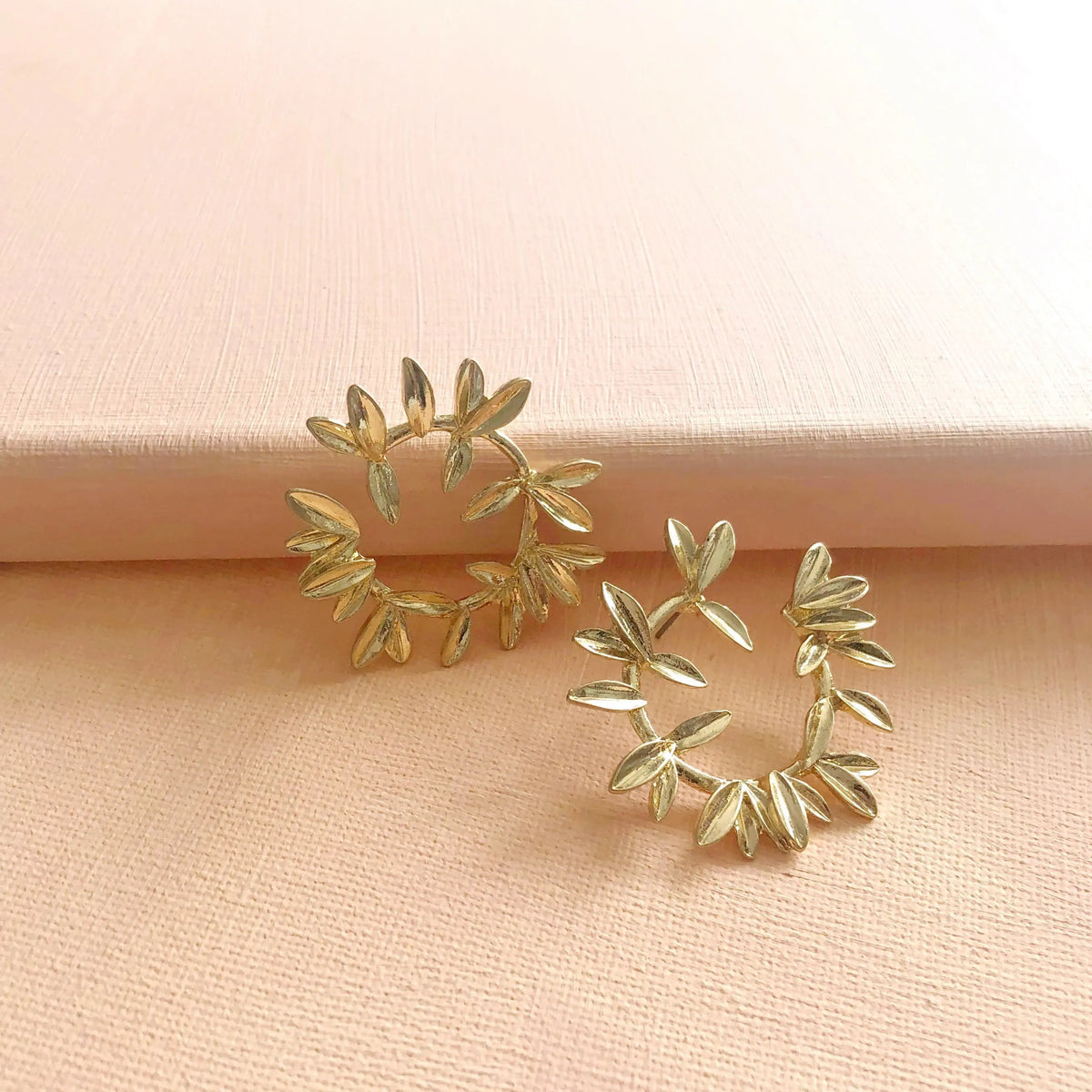 Aros de hojas para damas con diseño de corona abierto y superficie estructurada