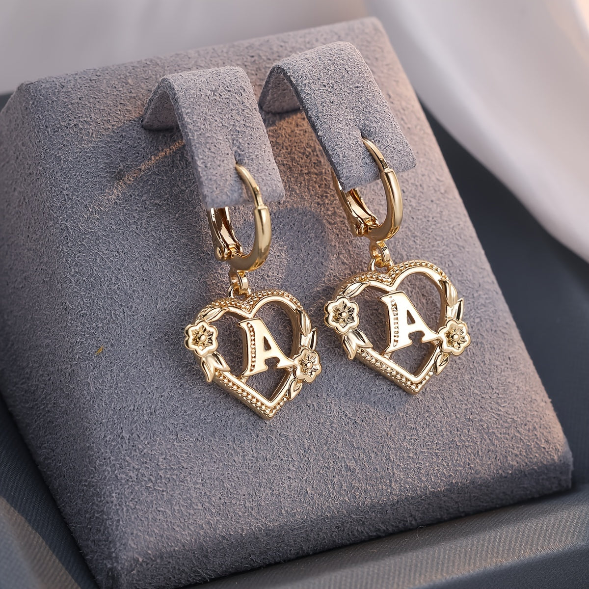 Pendientes de aro con corazón para mujeres con inicial y detalles florales