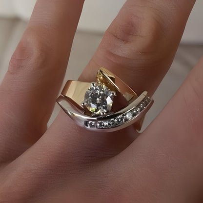 Valoria – Anillo Bicolor con Circonita Brillante