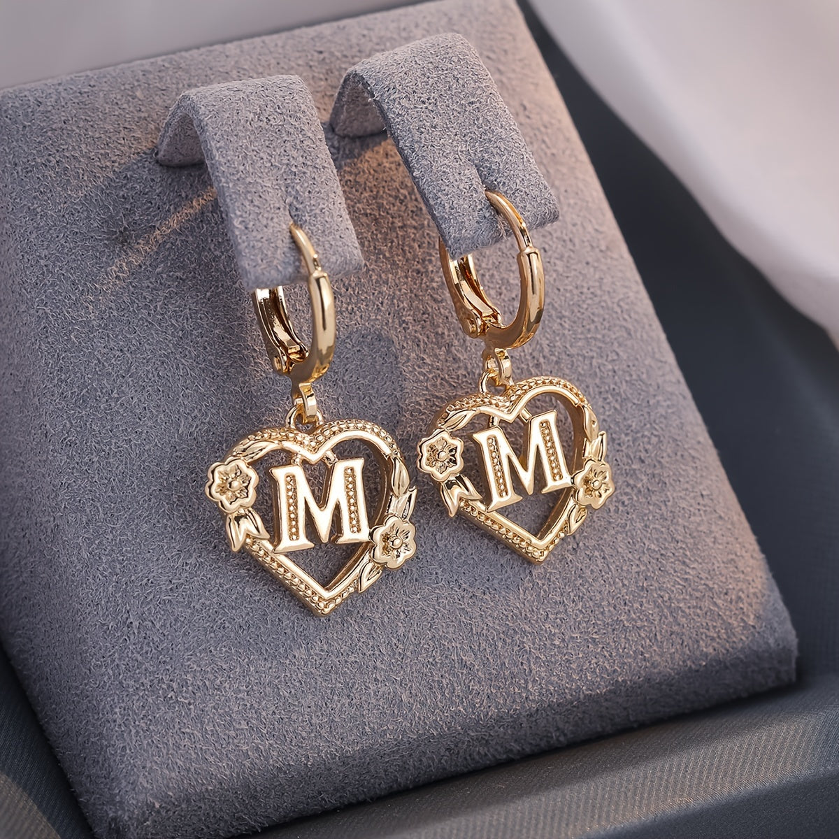 Pendientes de aro con corazón para mujeres con inicial y detalles florales