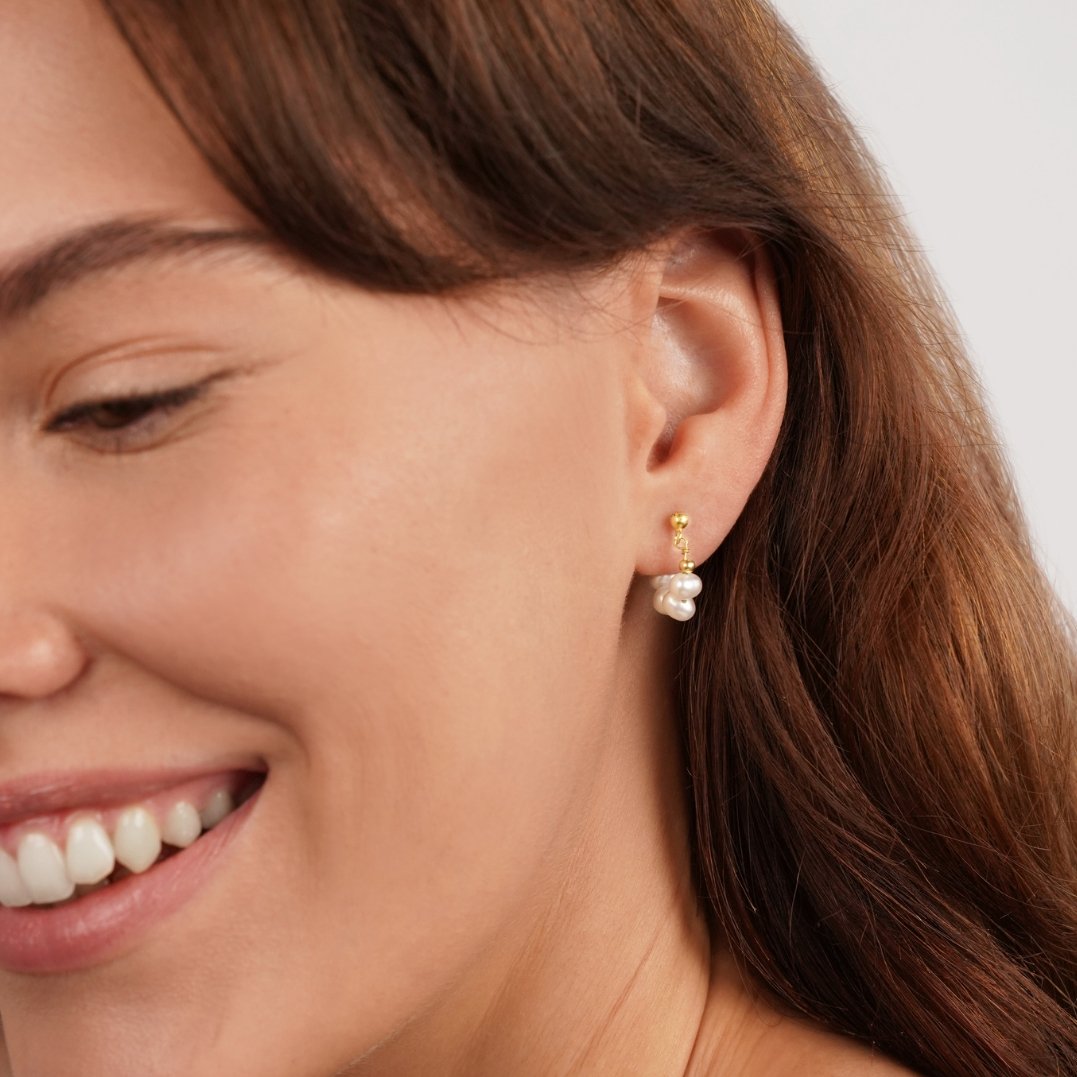 Yowe – Aretes de Perla de Brillo Dorado