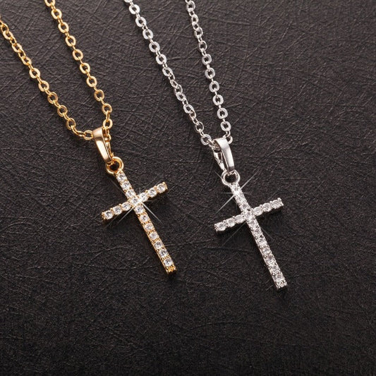 Celestia – Collar con Colgante Cruz Refinado