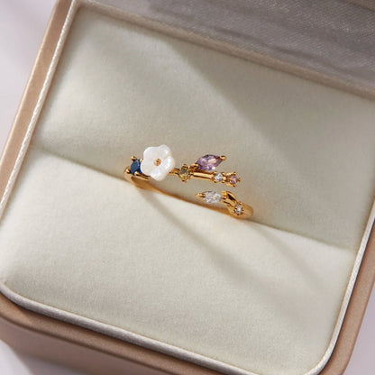 Leah - Anillo dorado con flor de cristal blanco