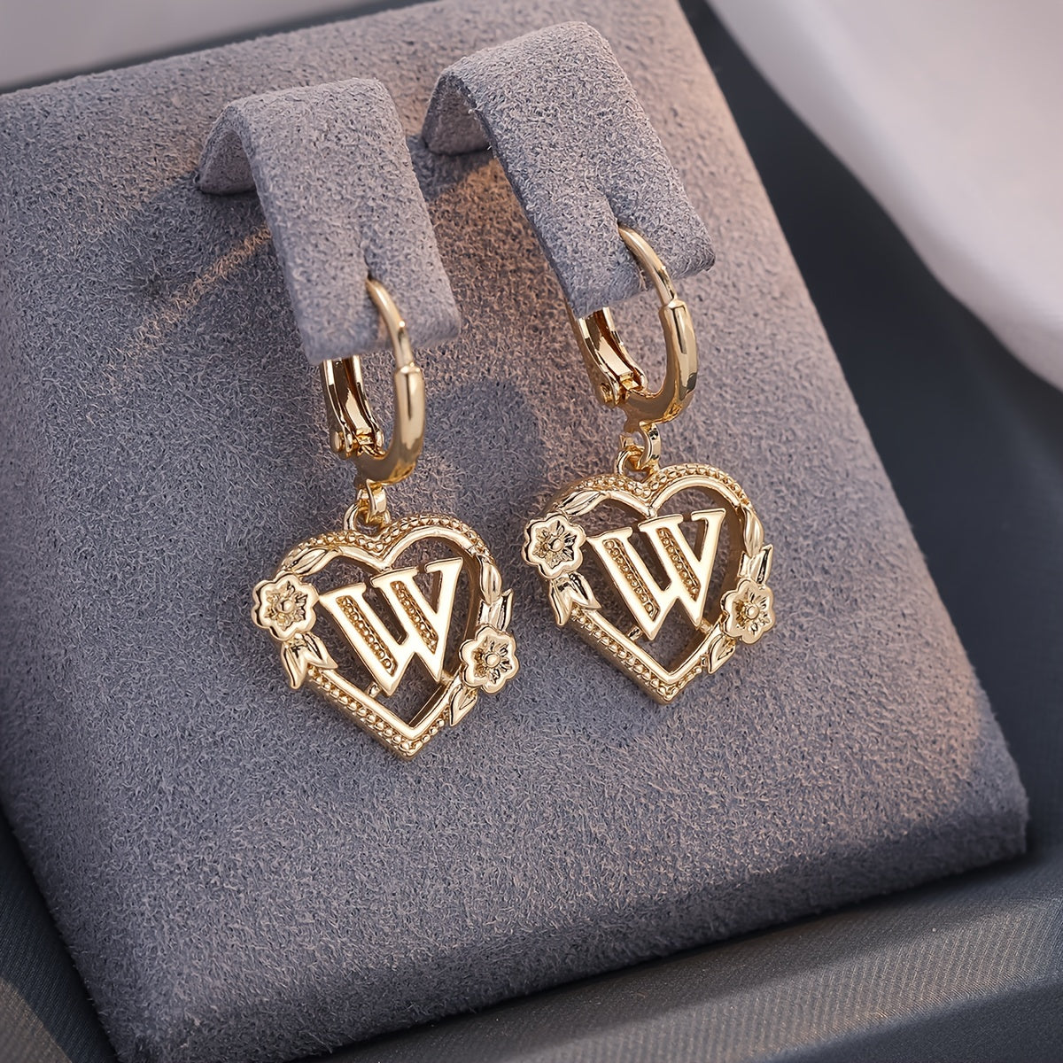 Pendientes de aro con corazón para mujeres con inicial y detalles florales
