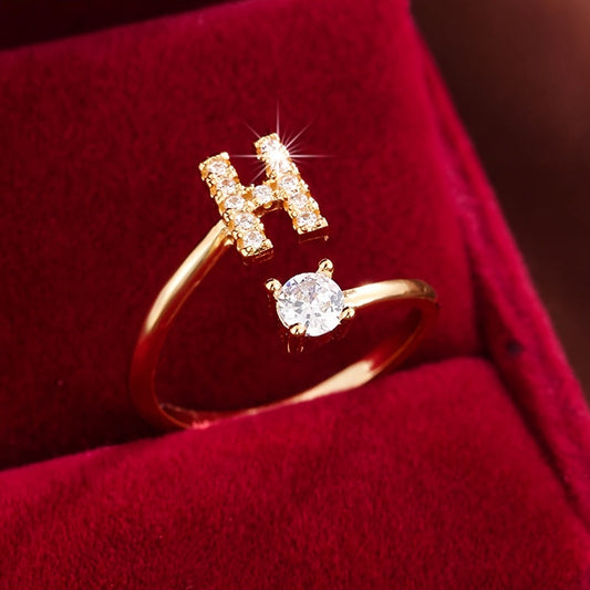 Nova – Anillo Moderno Abierto con Inicial y Circonitas