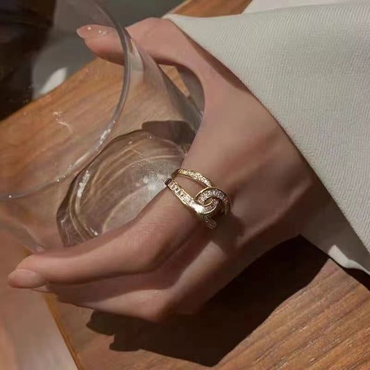 Delara – Anillo Elegante con Nudo de Estilo Sofisticado