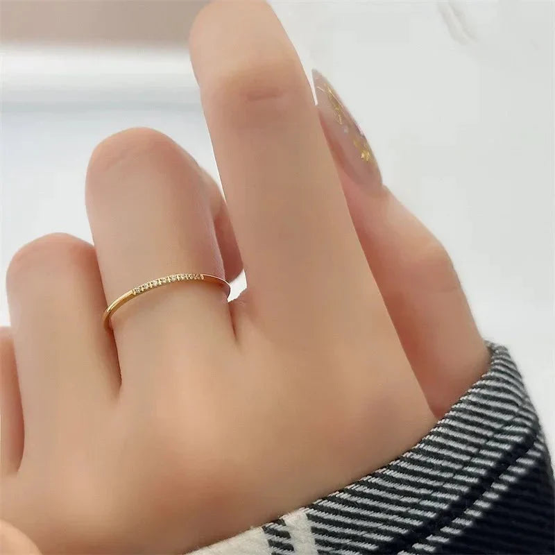 Alana – Anillo Fino con Detalles Moteados Brillantes