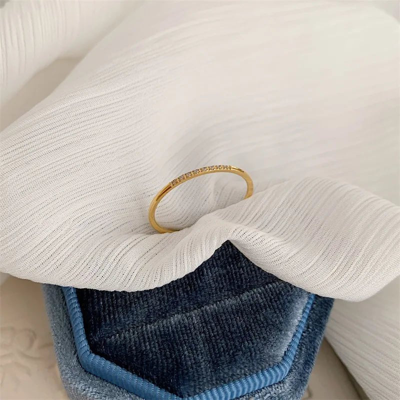 Alana – Anillo Fino con Diamantes Moteados