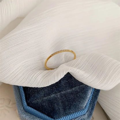 Alana – Anillo Fino con Diamantes Moteados