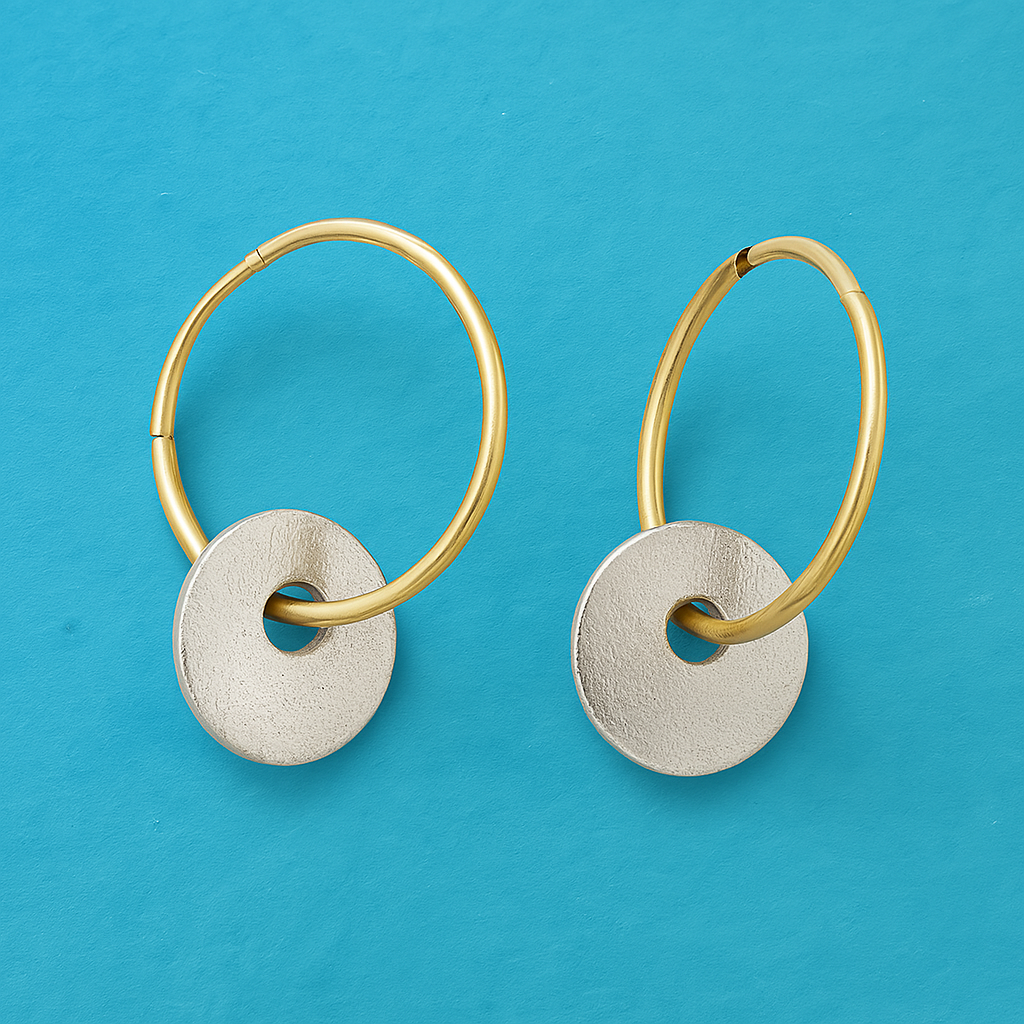 Seyna – Aros Bañados en Oro y Pendientes Plateados Elegantes