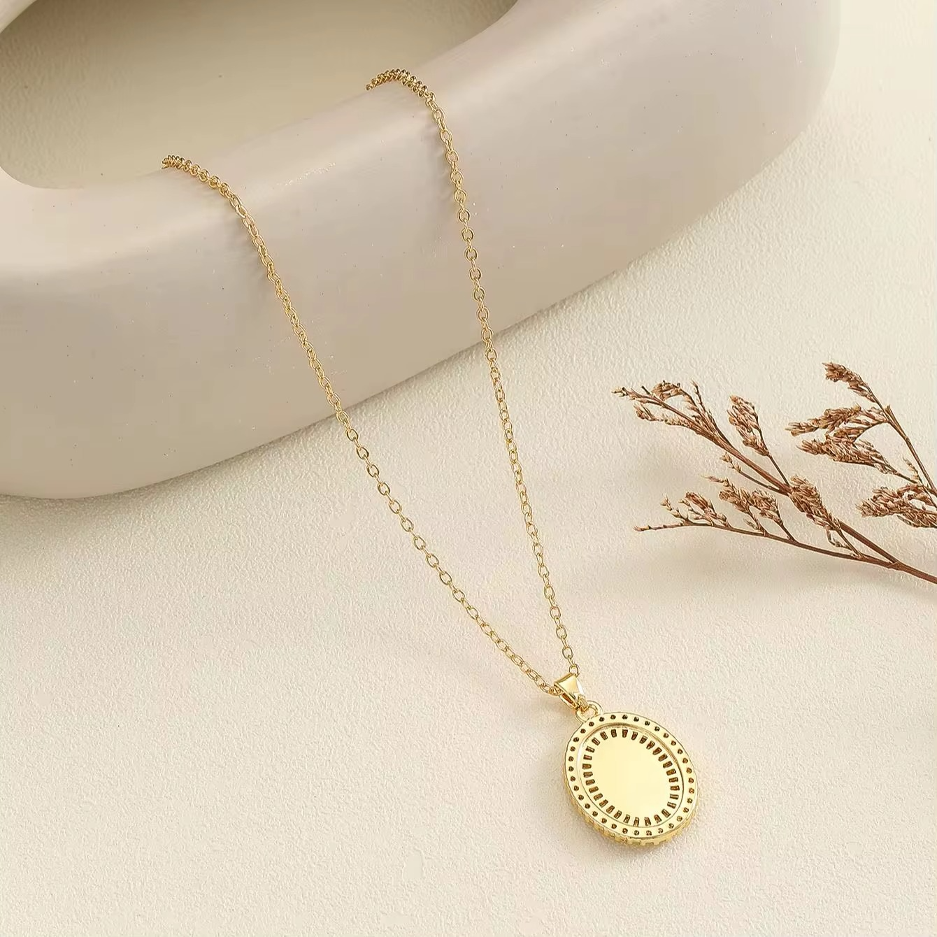 Carmelle – Collar Vintage con Medalla de la Virgen María