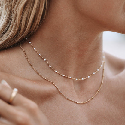 Aveline – Doble Gargantilla con Cuentas Doradas y Esmalte