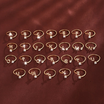 Nova – Anillo Moderno Abierto con Inicial y Circonitas