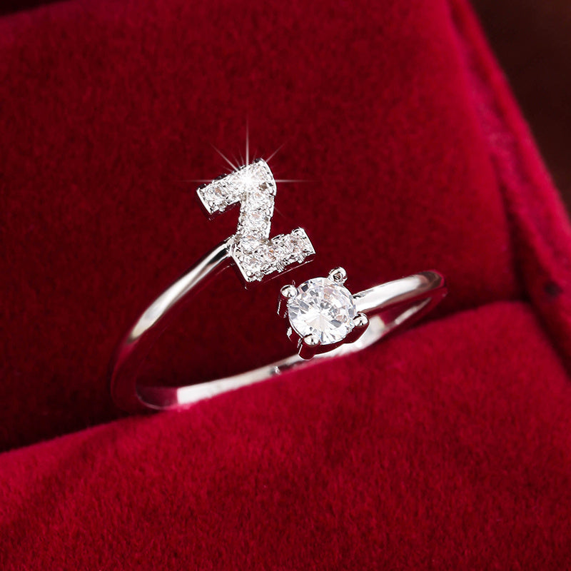 Nova – Anillo Moderno Abierto con Inicial y Circonitas