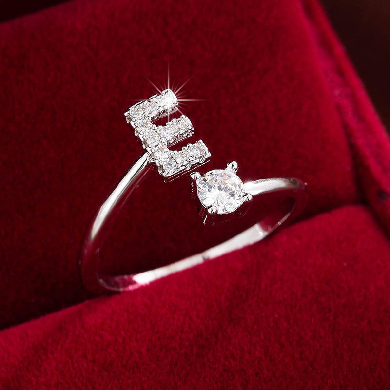 Nova – Anillo Moderno Abierto con Inicial y Circonitas