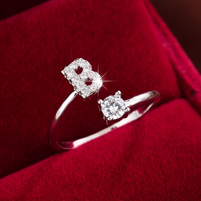 Nova – Anillo Moderno Abierto con Inicial y Circonitas