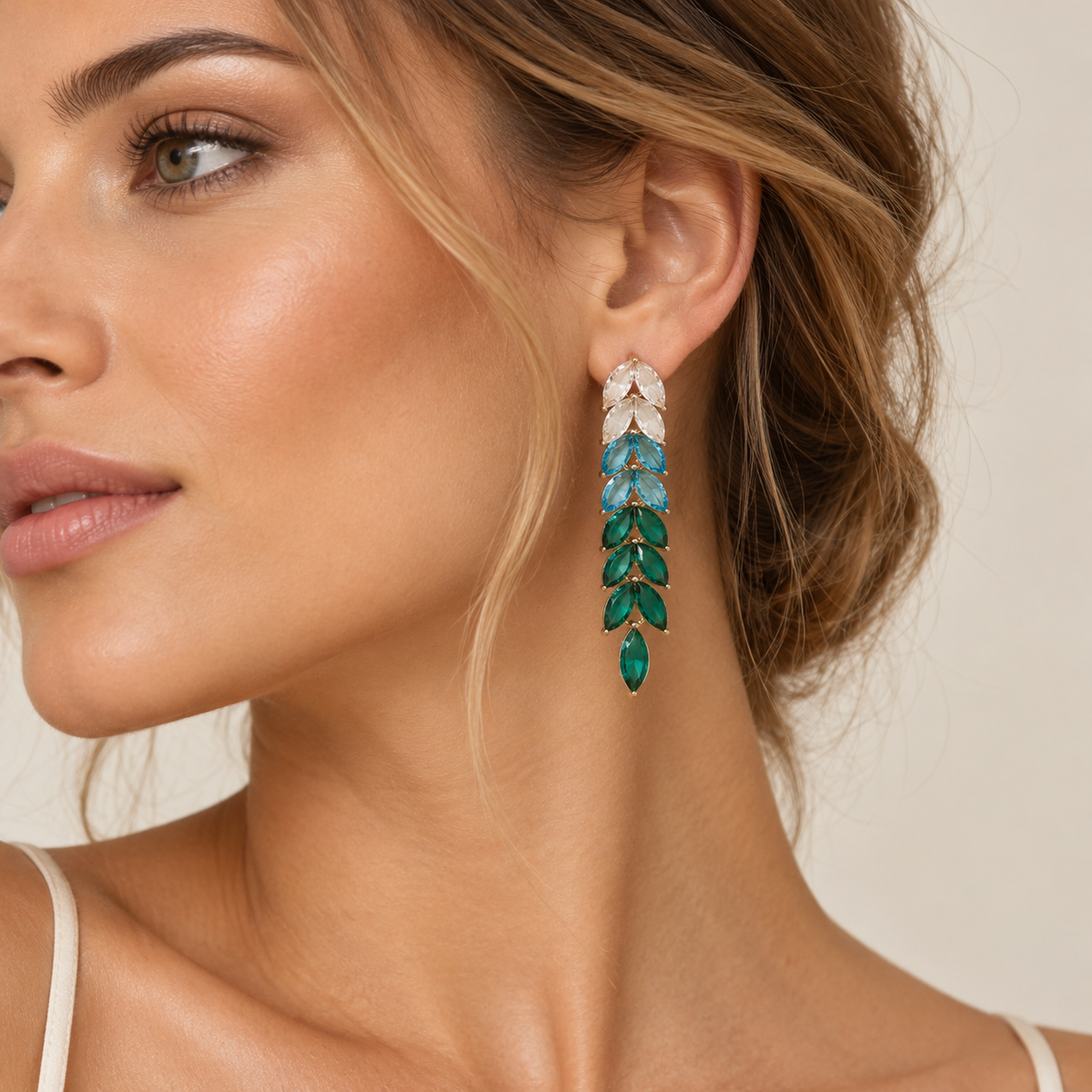 Pendientes de mujer con segmentos de piedra en forma de hoja y diseño ombre