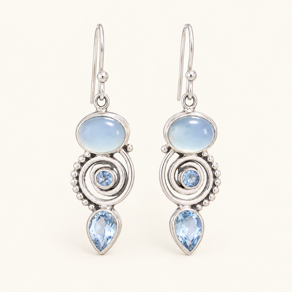 Pendientes de Mujer con Pieza Central Redonda, Diseño en Espiral y Colgante en Gota