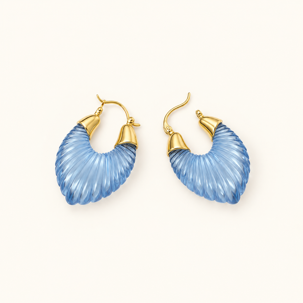 Aros de Hoop en Forma de Concha para Mujeres con Óptica de Abanico Ribeteado y Diseño Semi-Transparente