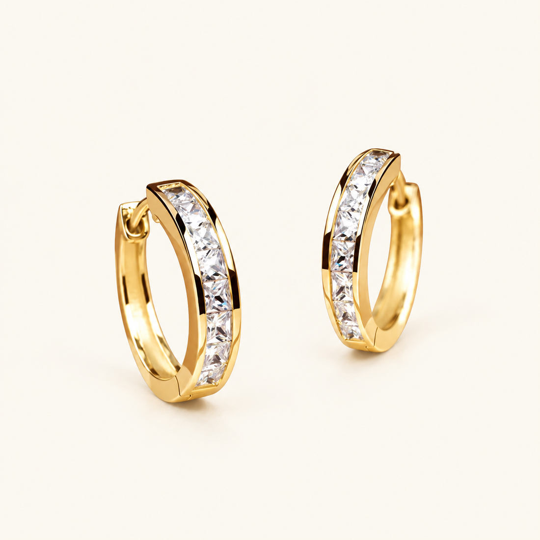 Aretes de Dama con Acabado de Piedra Cuadrada y Diseño de Anillo Delgado