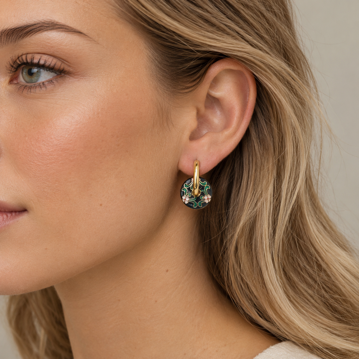 Pendientes para mujeres con colgante redondo floral y detalles de esmalte