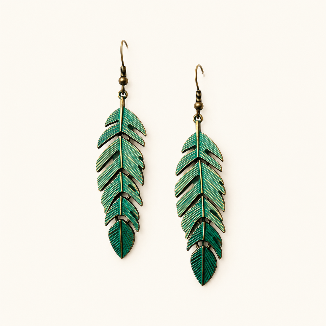Pendientes de Dama con Diseño de Pluma y Patrón de Hoja Alargada así como Cierre de Ganchos