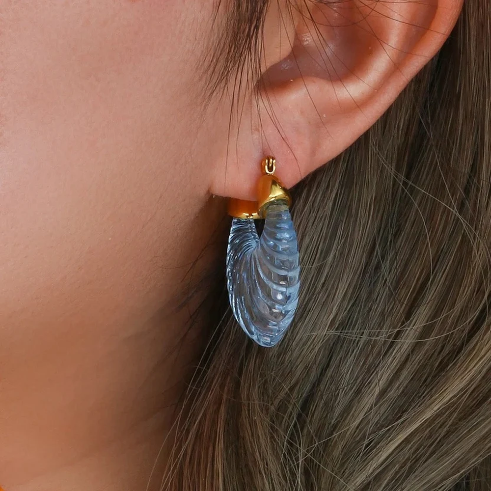 Aros de Hoop en Forma de Concha para Mujeres con Óptica de Abanico Ribeteado y Diseño Semi-Transparente