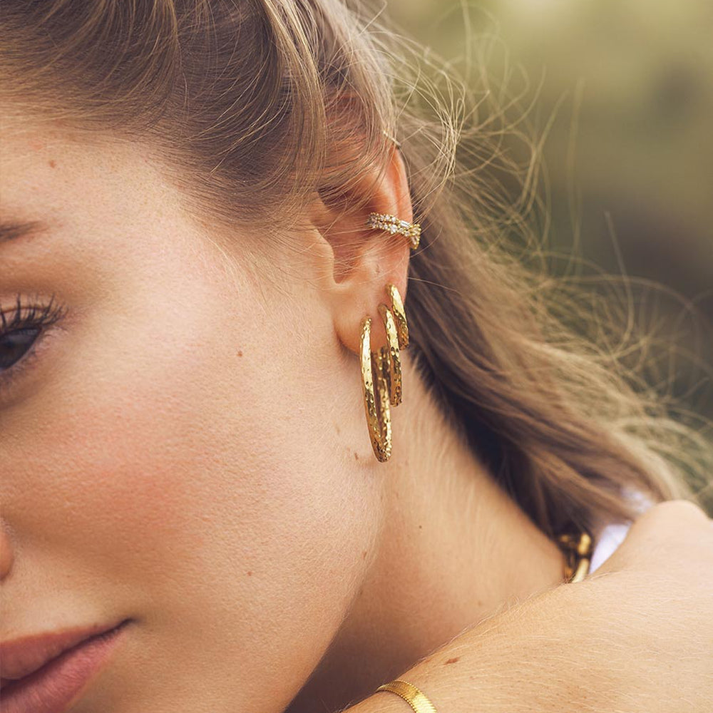 Aretes de Dama con Superficie Texturizada y Diseño Redondo