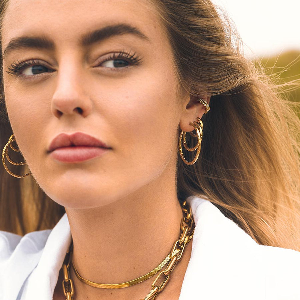 Aretes de Dama con Superficie Texturizada y Diseño Redondo