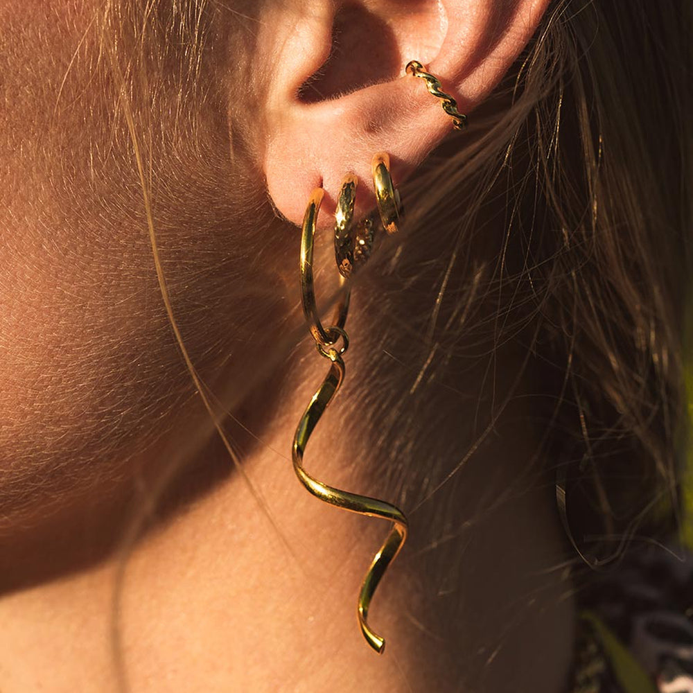 Aretes de Dama con Superficie Texturizada y Diseño Redondo