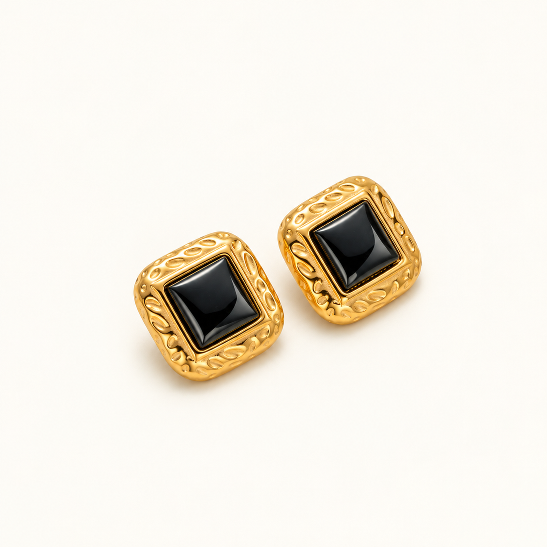 Pendientes de dama con elemento decorativo cuadrado y marco ornamentado