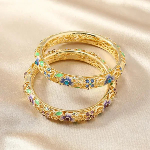 Brazalete Abierto de Flores para Mujer con Detalles de Esmalte y Acentos de Piedra