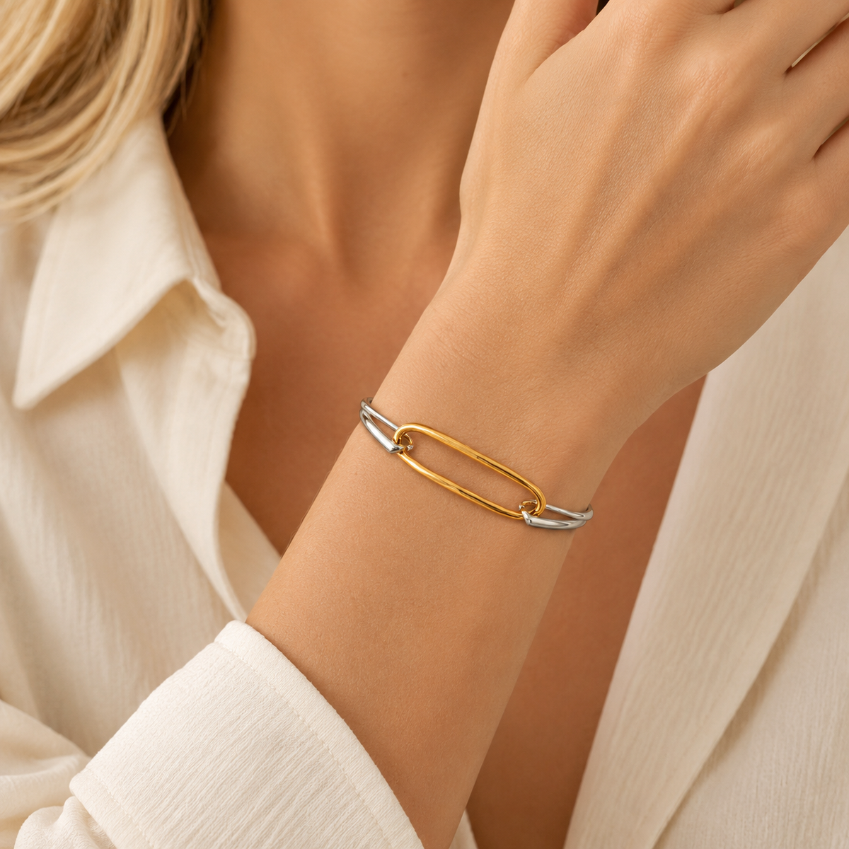 Pulsera de mujer con eslabón ovalado y doble banda curvada