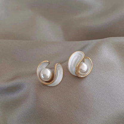 Alina – Pendientes Lujosos en Ópalo Blanco, Perla y Dorado