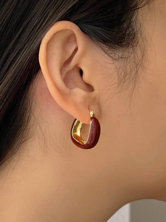 Aretes de esmalte elegantes de color burdeos