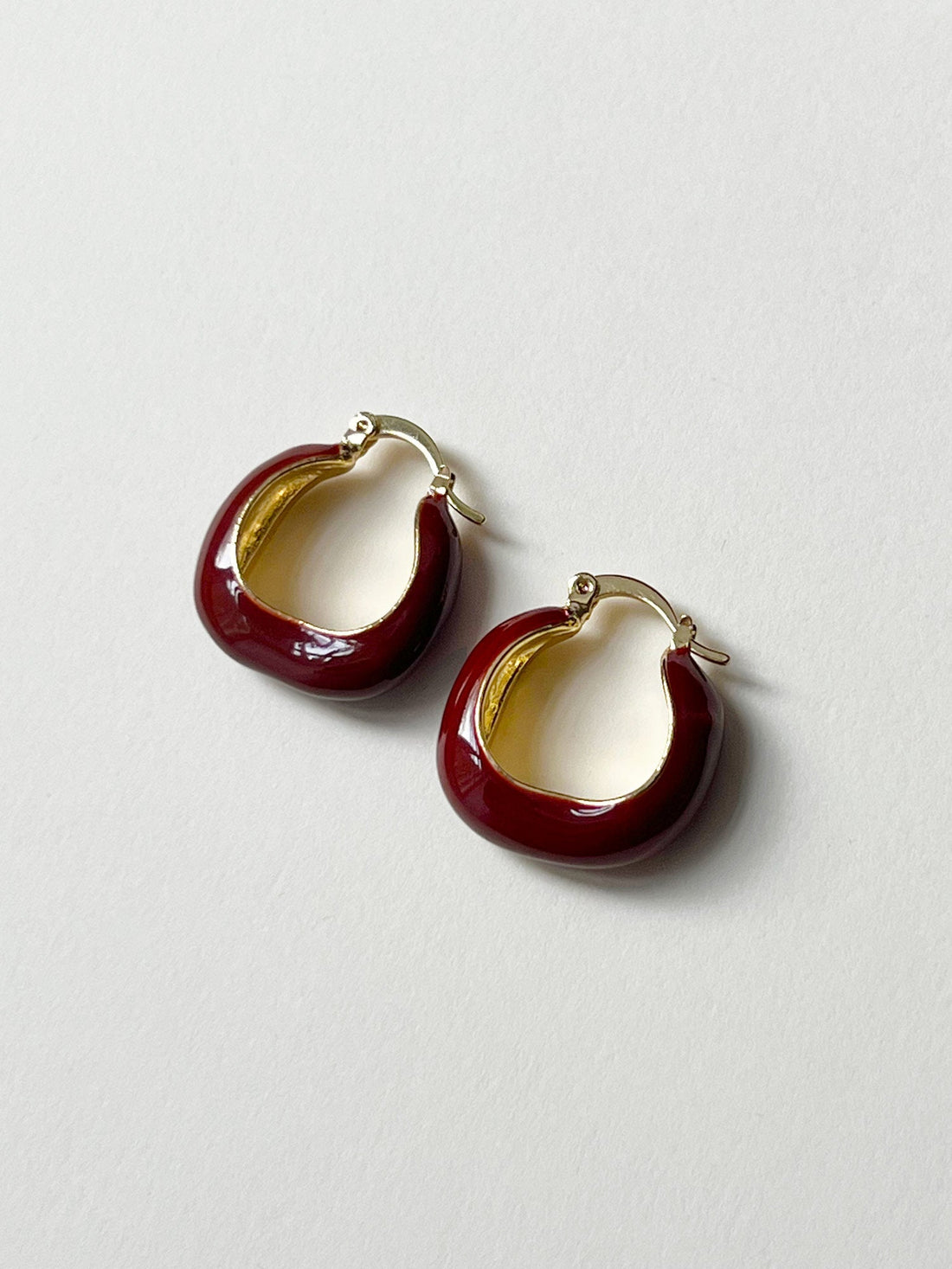 Aretes de esmalte elegantes de color burdeos