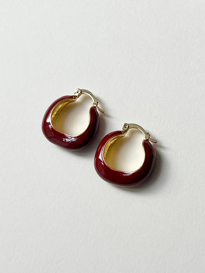 Aretes de esmalte elegantes de color burdeos