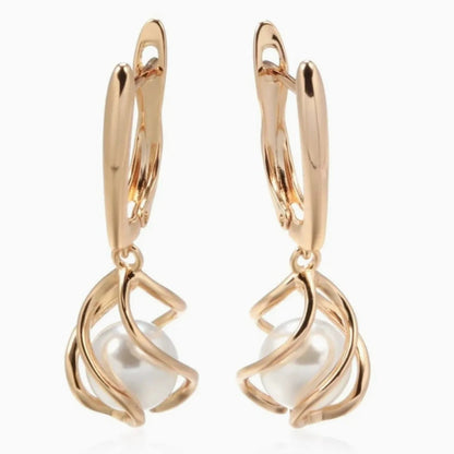 Lyanna – Pendientes de Perlas Doradas con Brillo Suave