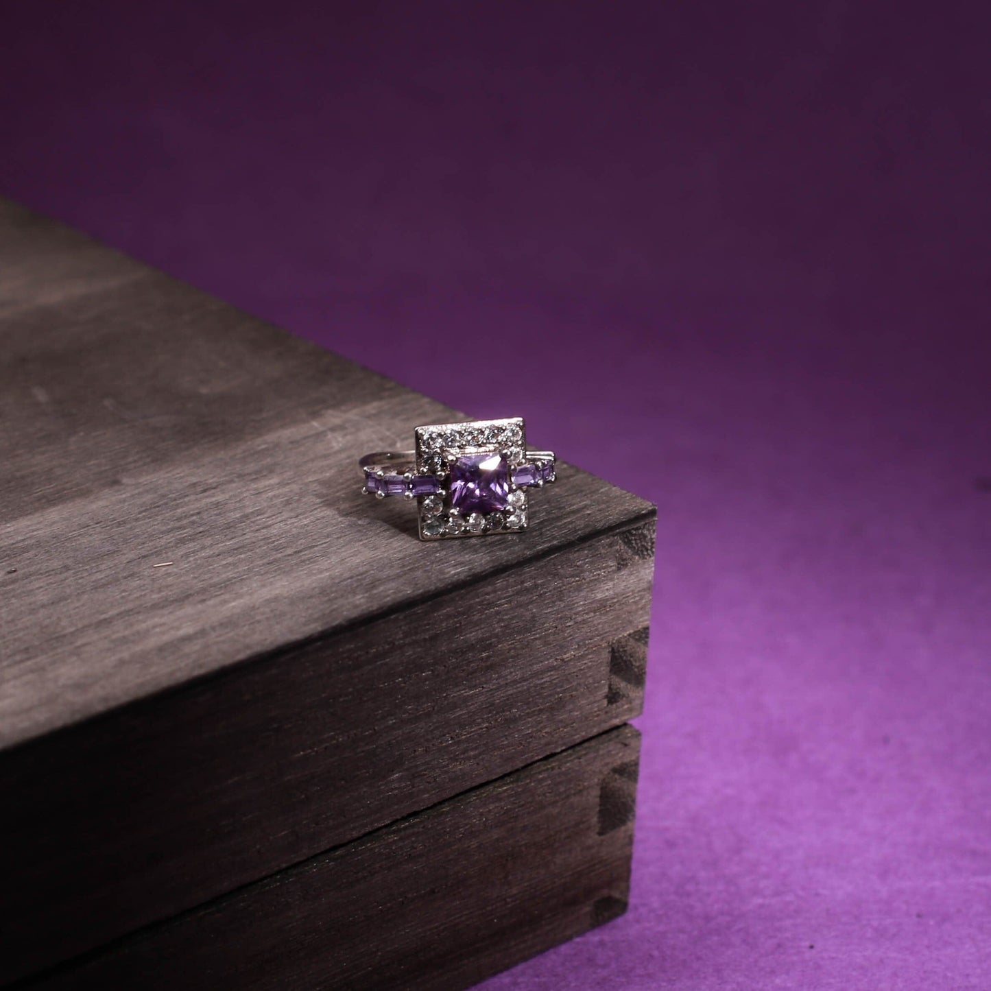 Lyra – Anillo Cuadrado en Ametista Cristal