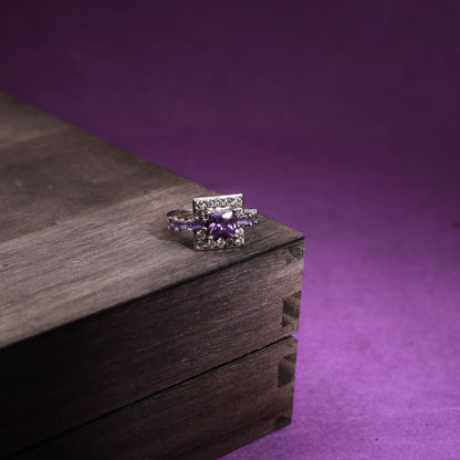 Lyra – Anillo Cuadrado en Ametista Cristal